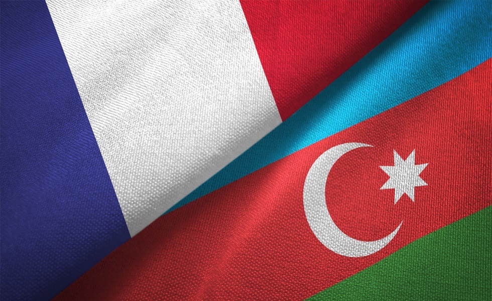 العلمين الأذربيجاني والفرنسي