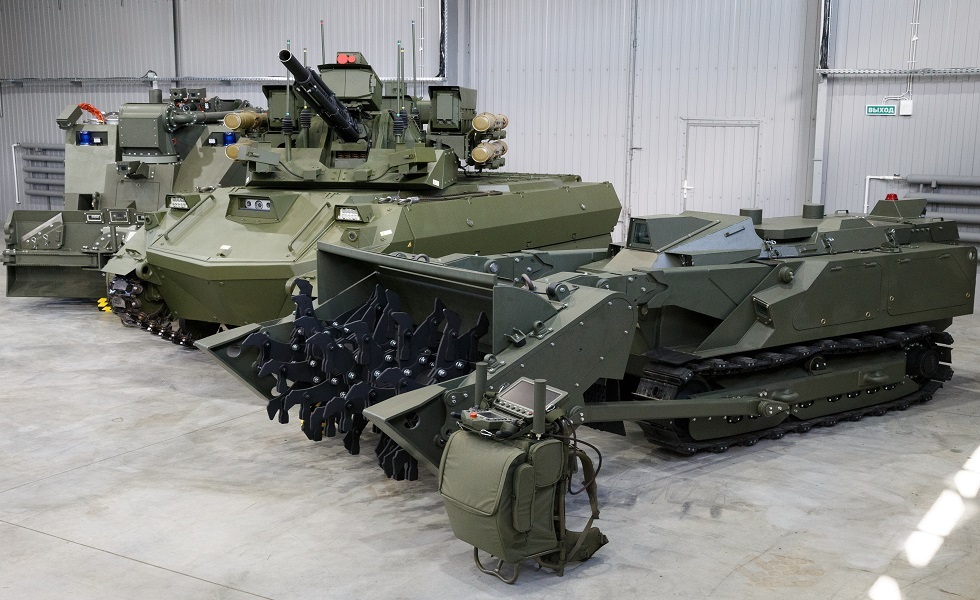 وزير الدفاع الروسي سيرغي شويغو يتفقد المؤسسة التي تطور وتنتج الأنظمة الآلية المتعددة الأغراض.