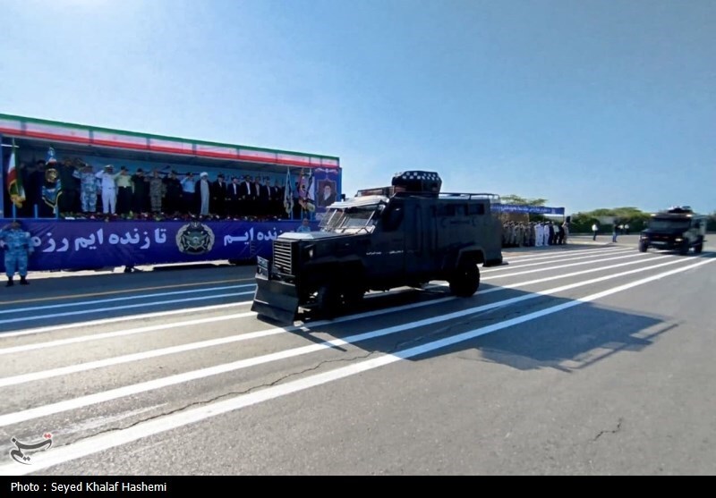 بحضور الرئيس الإيراني.. استعراض للقوات المسلحة في طهران بمناسبة عيد الجيش (فيديوهات+صور)