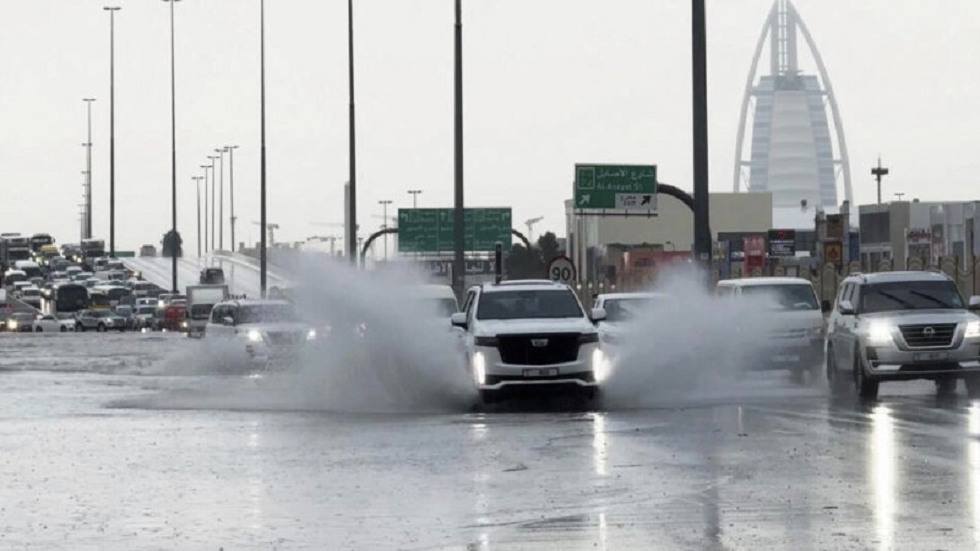 الرئيس الإماراتي يصدر أوامر  بعد الفيضانات