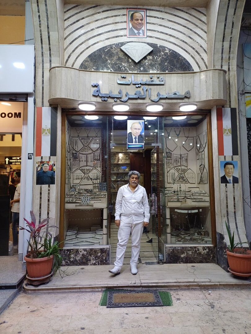 مصر.. سر صورة الرئيس بوتين على محل الفضيات وسط القاهرة (فيديو)