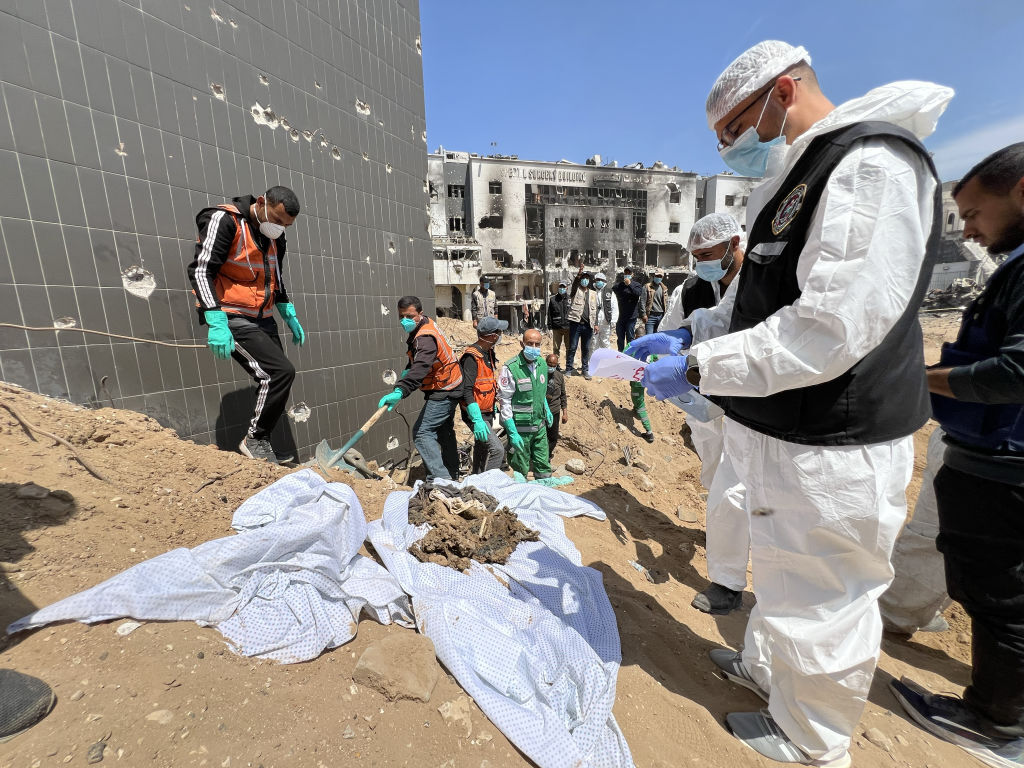من عمليات انتشال الجثث وتحديد هوية الفلسطينيين الذين قتلوا خلال عمليات الجيش الإسرائيلي في مجمع الشفاء الطبي، 8 أبريل 2024.