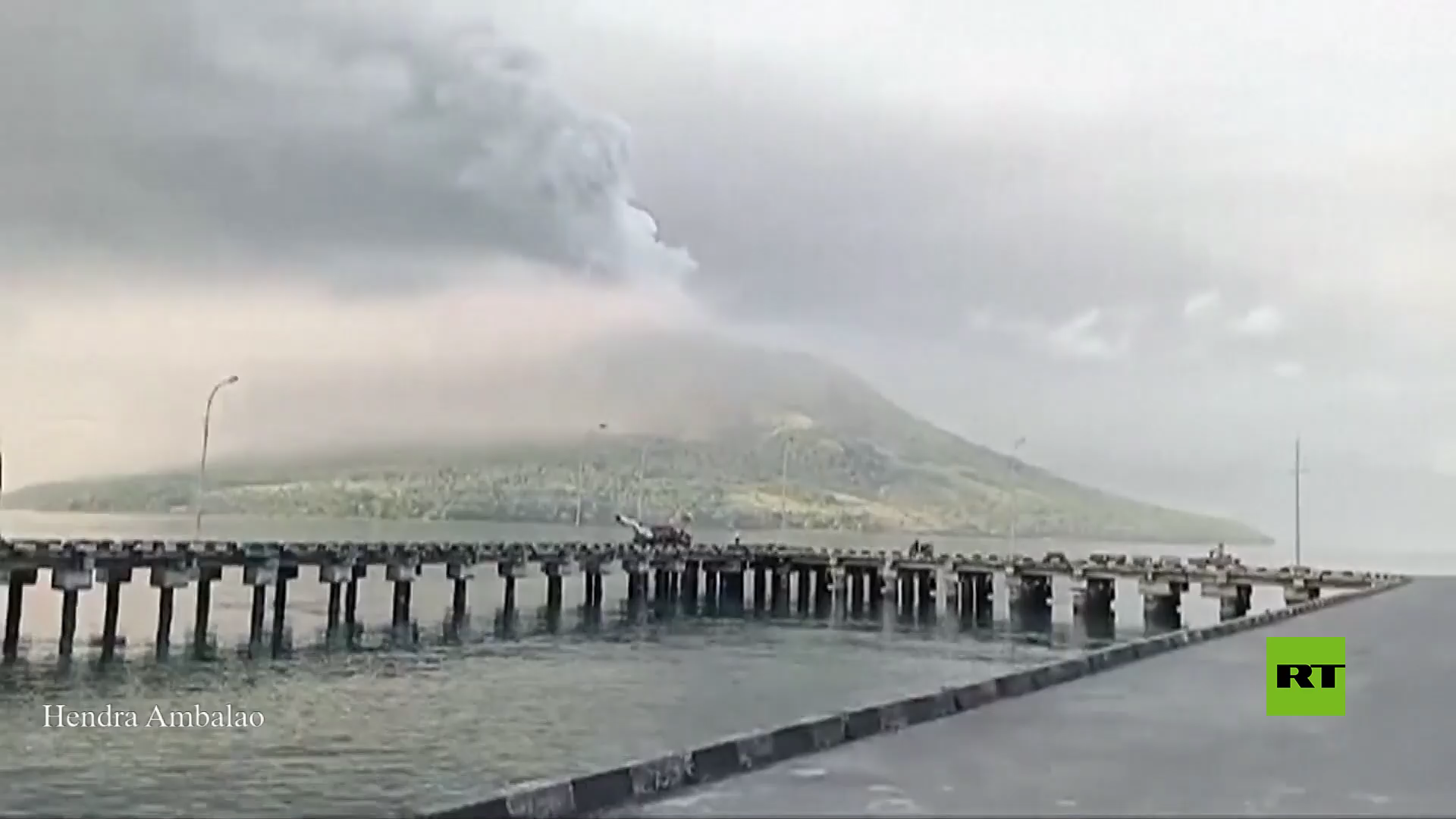 فيديو يظهر صعود دخان ورماد فوق جبل روانغ في إندونيسيا تزامنا مع ثوران بركاني