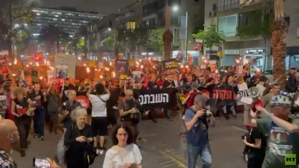 هذه مطالبهم.. عائلات الأسرى الإسرائيليين ومتضامنون معها يقومون بمسيرة كبيرة في تل أبيب (فيديو)