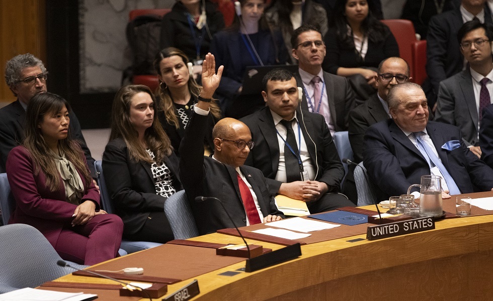 لحظة تصويت نائب المندوبة الأمريكية بمجلس الأمن الدولي روبرت وود ضد قبول عضوية فلسطين في الأمم المتحدة