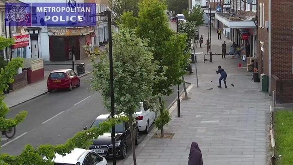 بريطانيا.. إدانة مسلح أطلق النار في شارع مزدحم (فيديو)