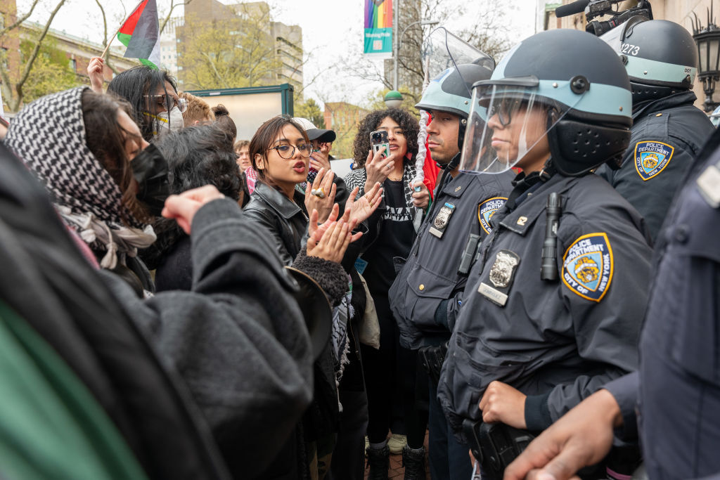طلاب جامعة كولومبيا في مواجهة عناصر من شرطة نيويورك، حرم جامعة كولومبيا، 18 أبريل 2024.