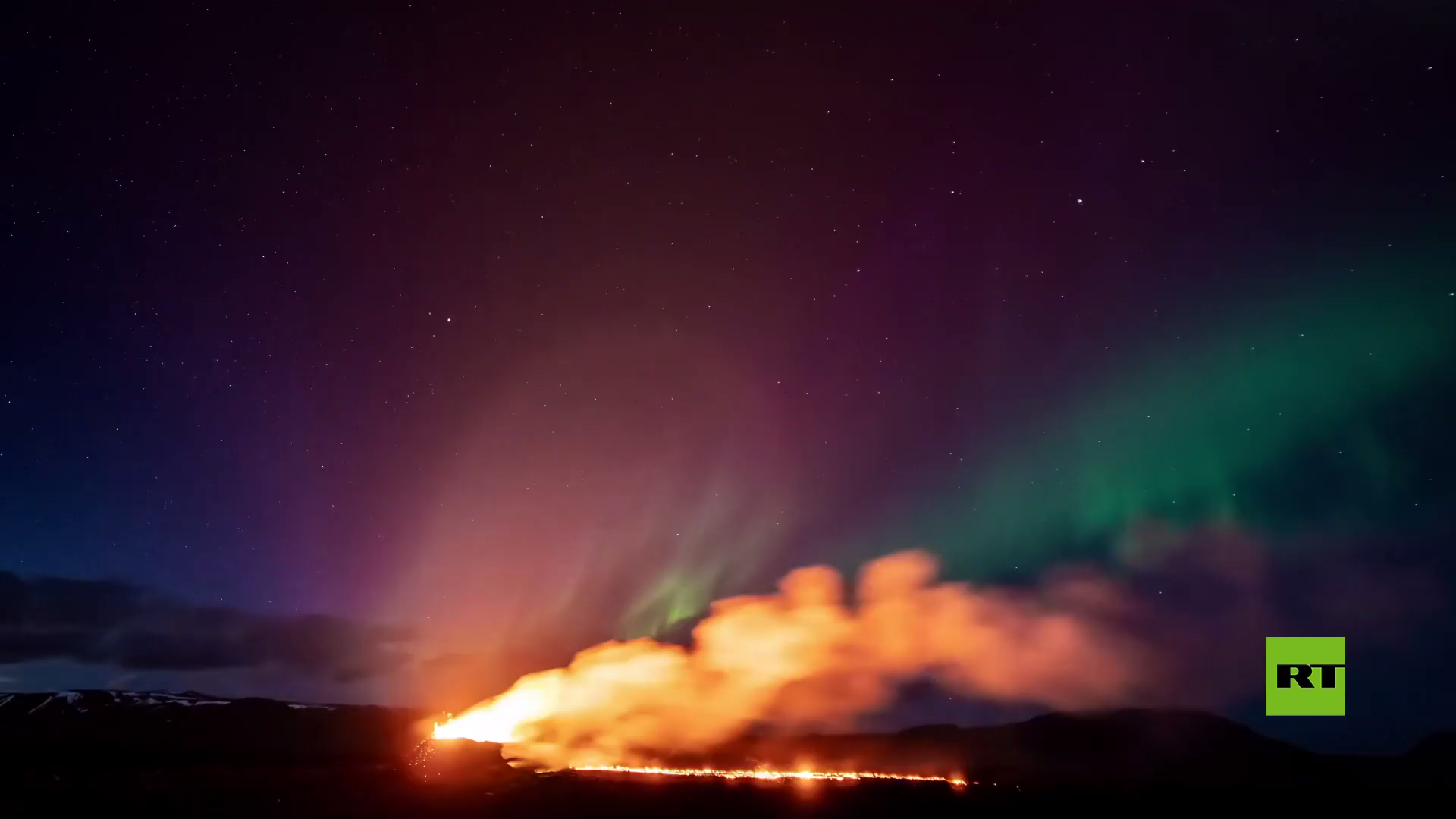 مشاهد رائعة لثوران بركان في إيسلندا على خلفية ظاهرة الشفق القطبي