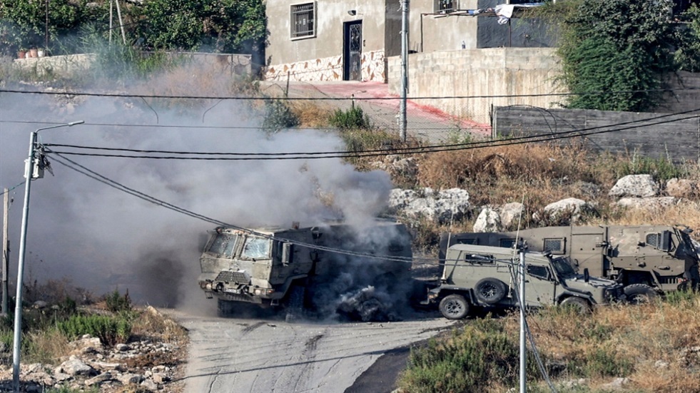 تفجير عبوة ناسفة بآلية عسكرية إسرائيلية في مخيم طولكرم بالضفة الغربية (فيديو)
