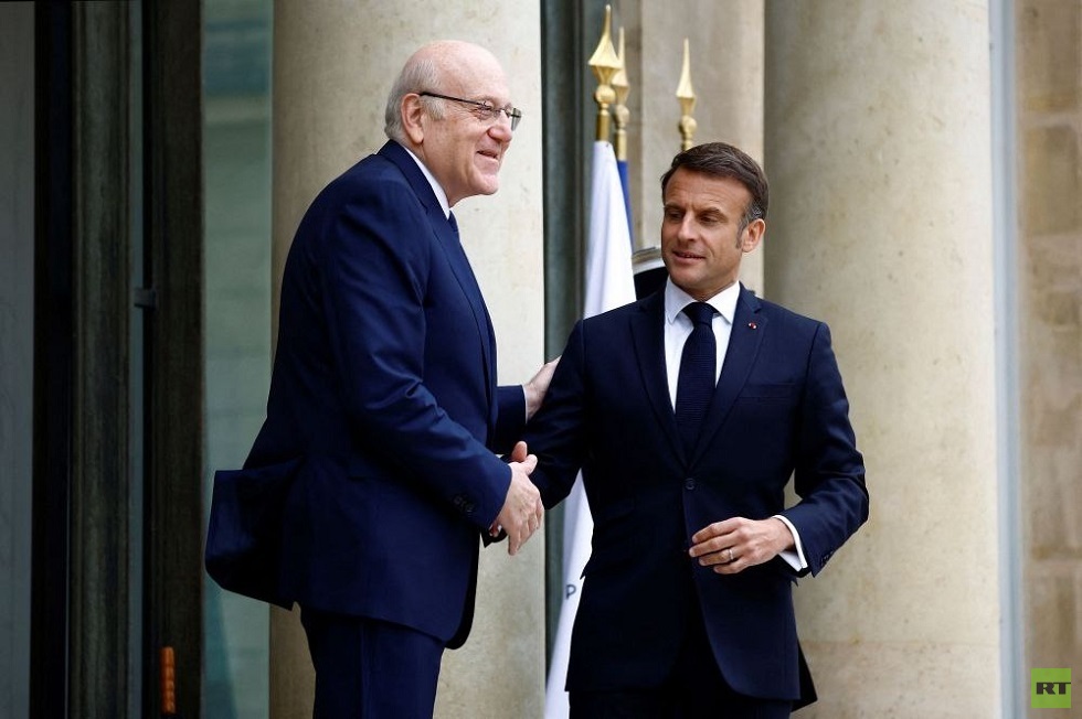 رئيس حكومة تصريف الأعمال اللبنانية نجيب ميقاتي مع الرئيس الفرنسي إيمانويل ماكرون