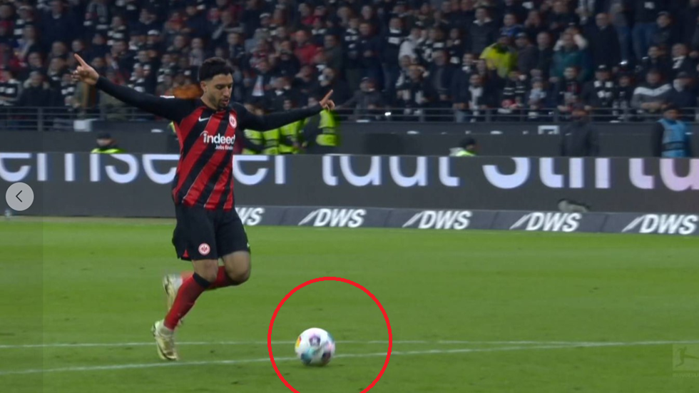 عمر مرموش يحتفل بهدفه في شباك أوغسبورغ قبل تسديده الكرة على المرمى (فيديو)