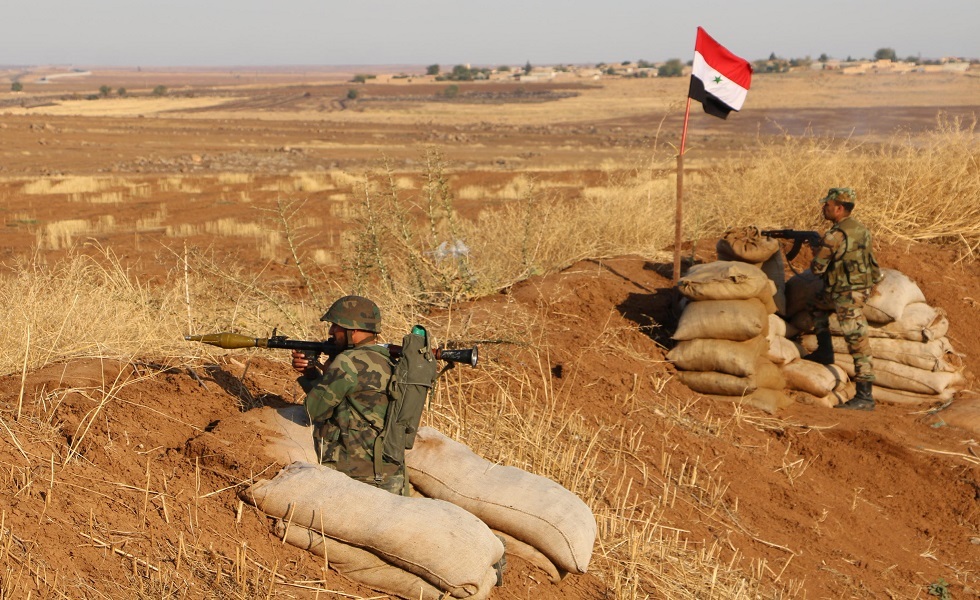 الجيش السوري يدمر مواقع للمسلحين ويقتل قياديين في 