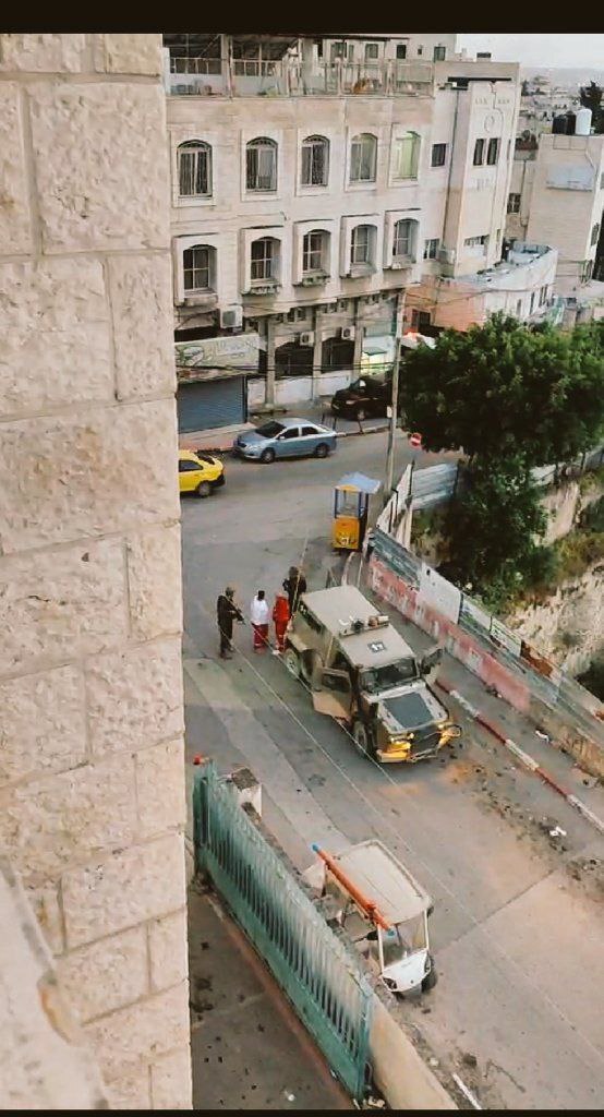 القوات الإسرائيلية تحتجز طواقم طبية أمام المستشفى الحكومي بطولكرم (صور + فيديو)