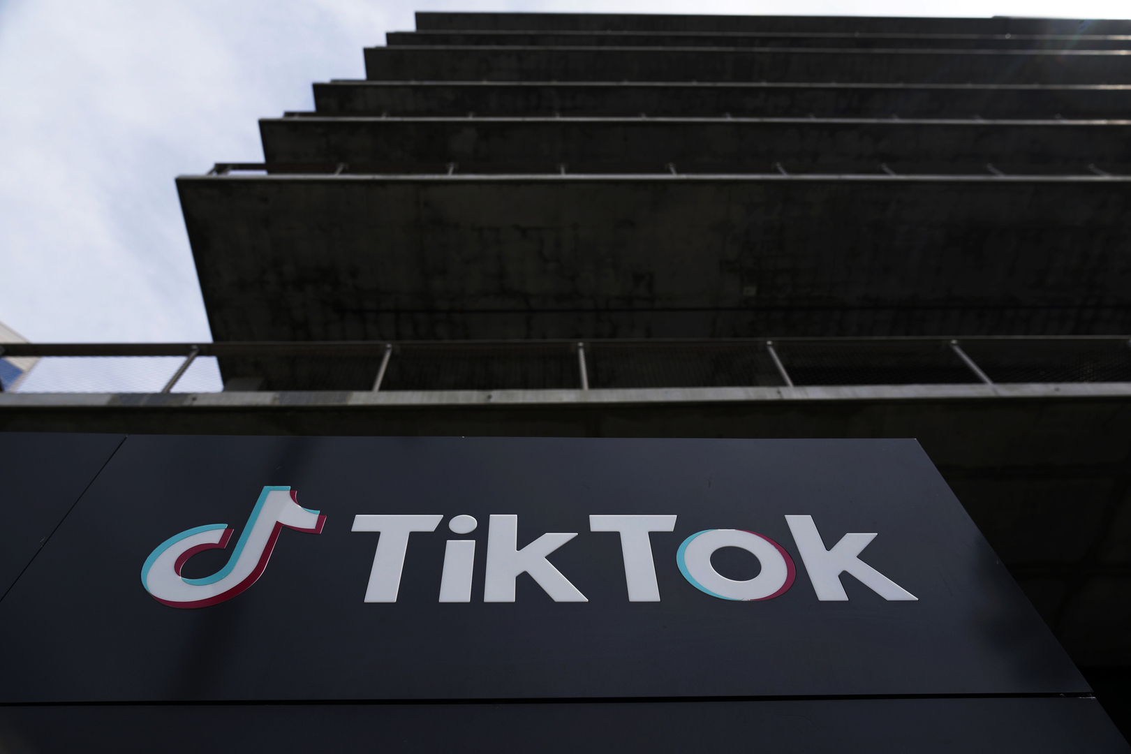 مجلس النواب الأمريكي يقر تشريعا لحظر TikTok