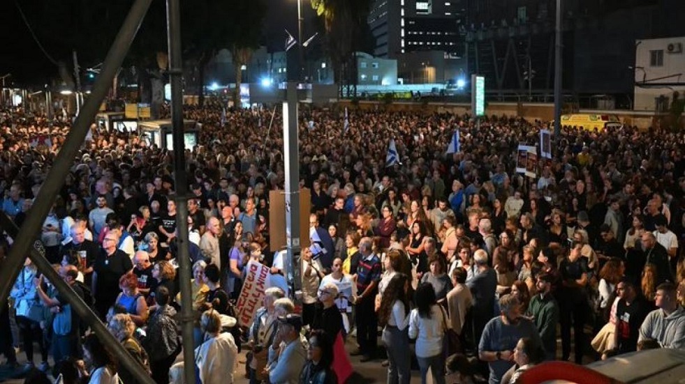 مظاهرات حاشدة في تل أبيب مناهضة للحكومة ومطالبة بانتخابات مبكرة وإطلاق سراح الرهائن