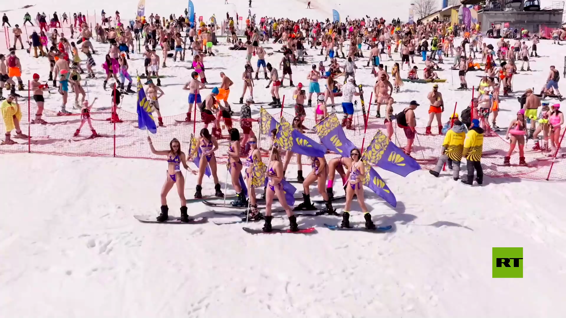 شاهد بالفيديو.. مهرجان التزلج بالبيكيني في منتجع شيريغيش الروسي
