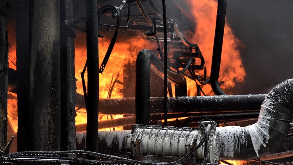 اندلاع حريق في خط لنقل النفط الخام بحمص السورية (صور)