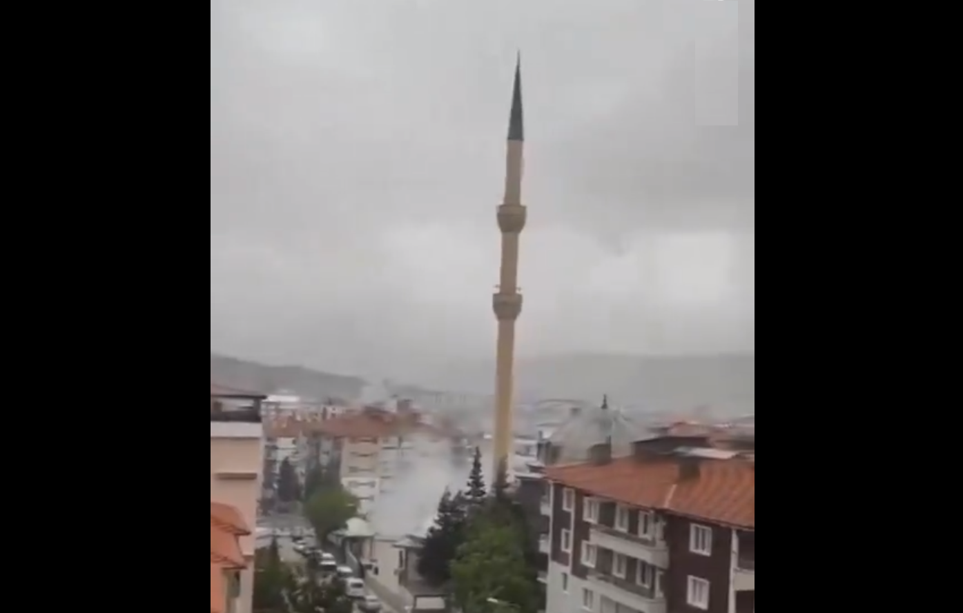 بالفيديو.. مئذنة ضخمة تهوي بسبب العاصفة وسط تركيا