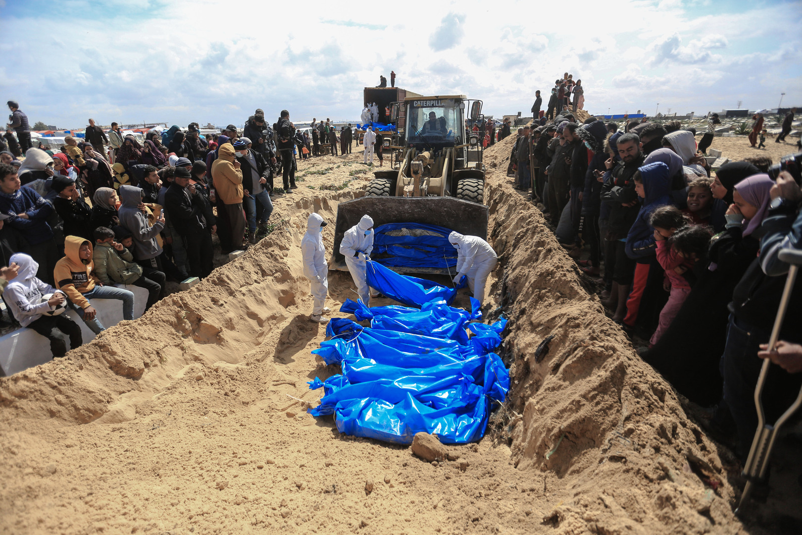 نيبينزيا يدعو إلى التحقيق في مسألة المقابر الجماعية بغزة