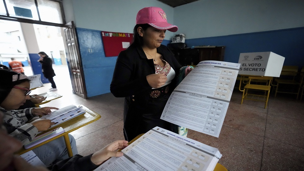 مشاركة الشعب الإكوادوري في التصويت