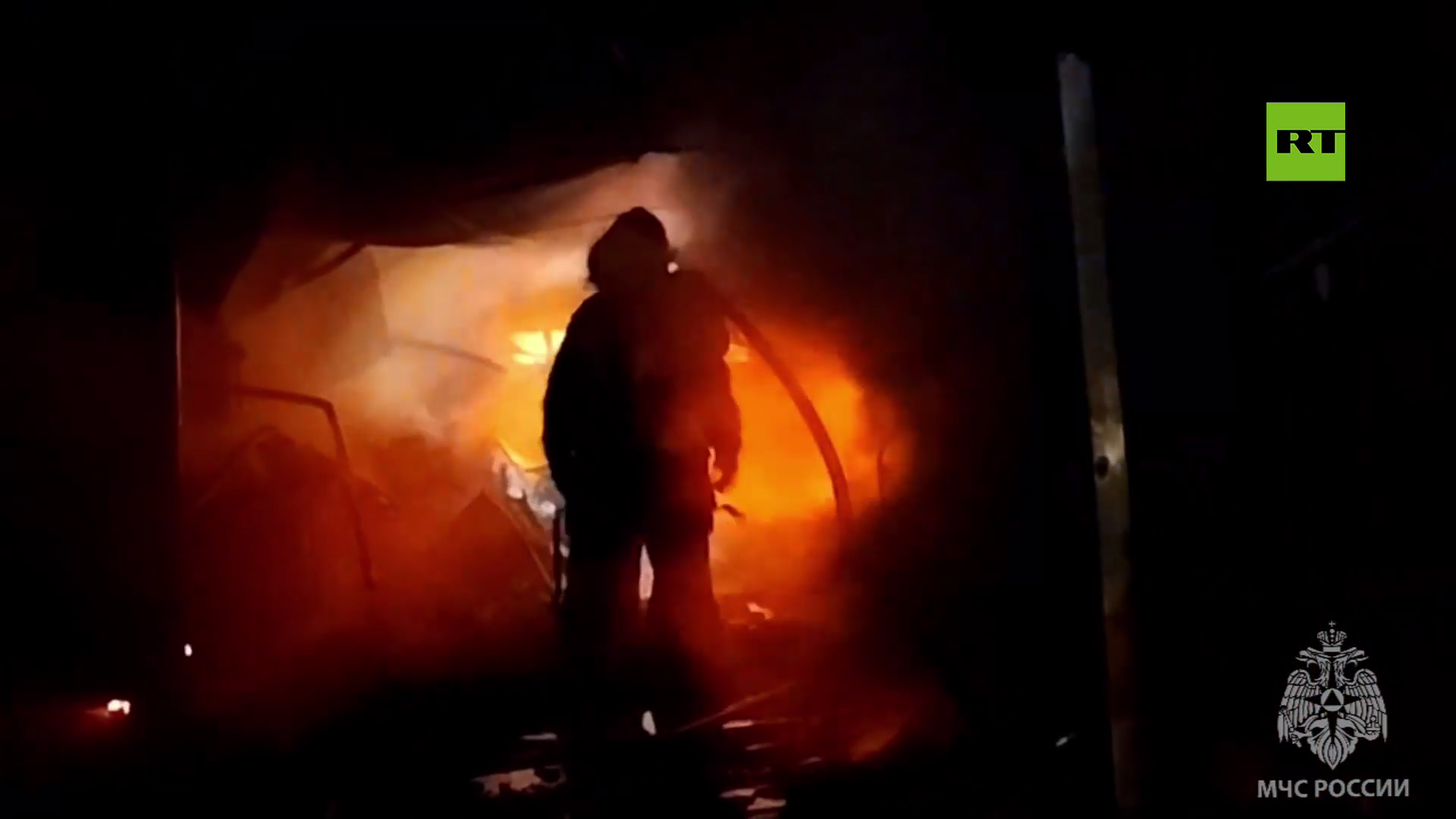 بالفيديو.. اندلاع حريق هائل في سوق مركزية بأستراخان الروسية