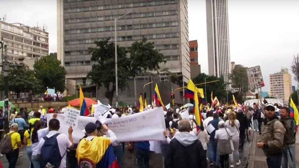 كولومبيا.. عشرات الآلاف يحتجون على الأجندة الإصلاحية للرئيس اليساري