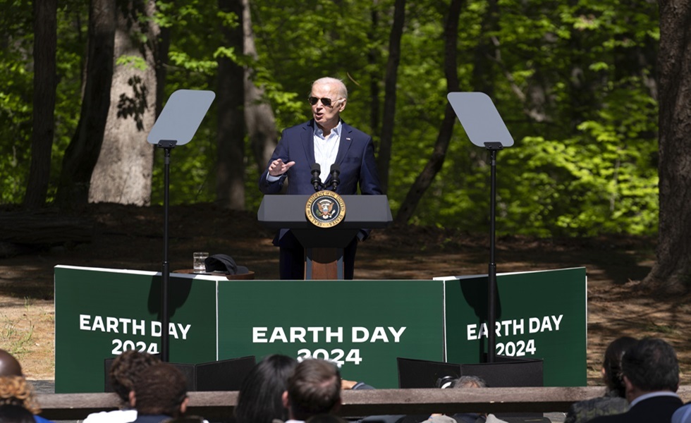 بايدن يتحدث في اليوم العالمي للأرض في حديقة برينس ويليام فورست بارك في تريانغل بولاية فرجينيا.