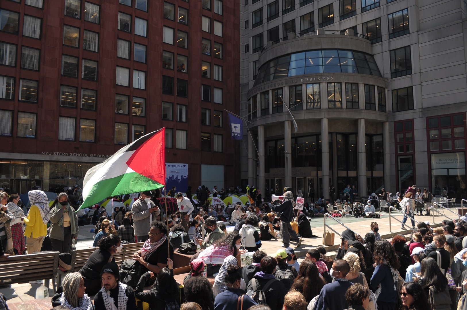 اعتقال أكثر من 100 متظاهر خارج منزل تشاك شومر في مدينة نيويورك (فيديوهات + صور)