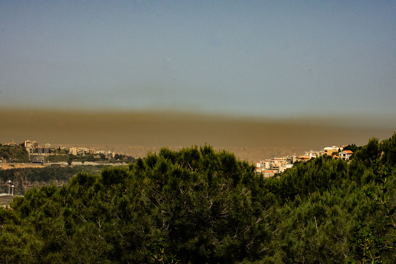 سحابة دخانية داكنة فوق مدينة بيروت