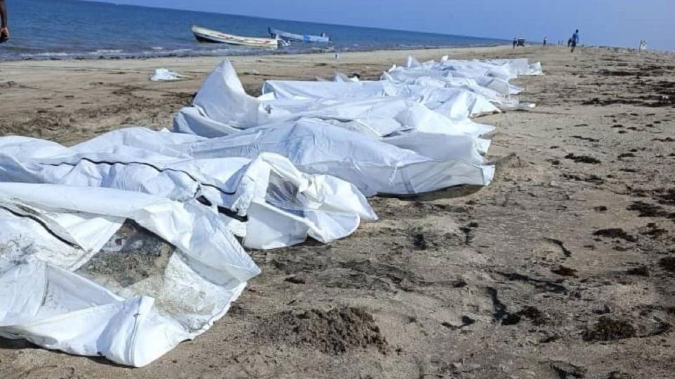 جثامين ضحايا غرق قارب للمهاجرين  قبالة ساحل شمال شرق جيبوتي في 8 أبريل 2024