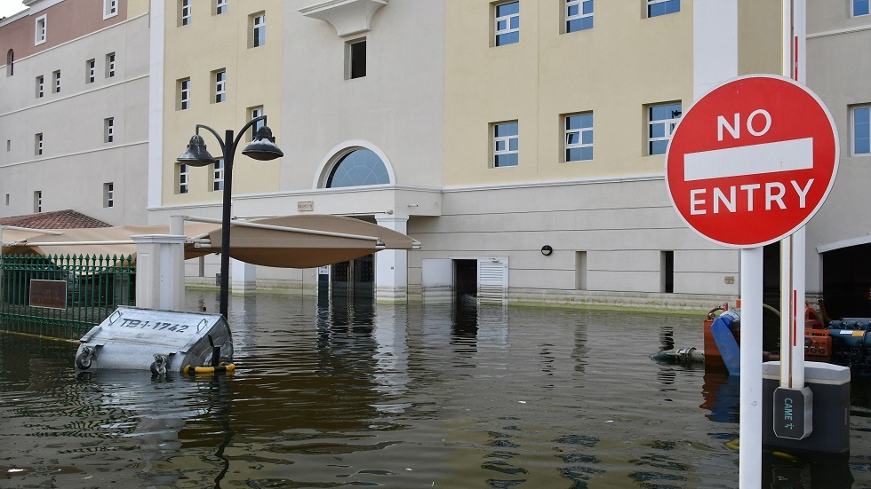 مياه الفيضانات تغمر مدخل أحد المباني  في دبي 22 أبريل 2024.