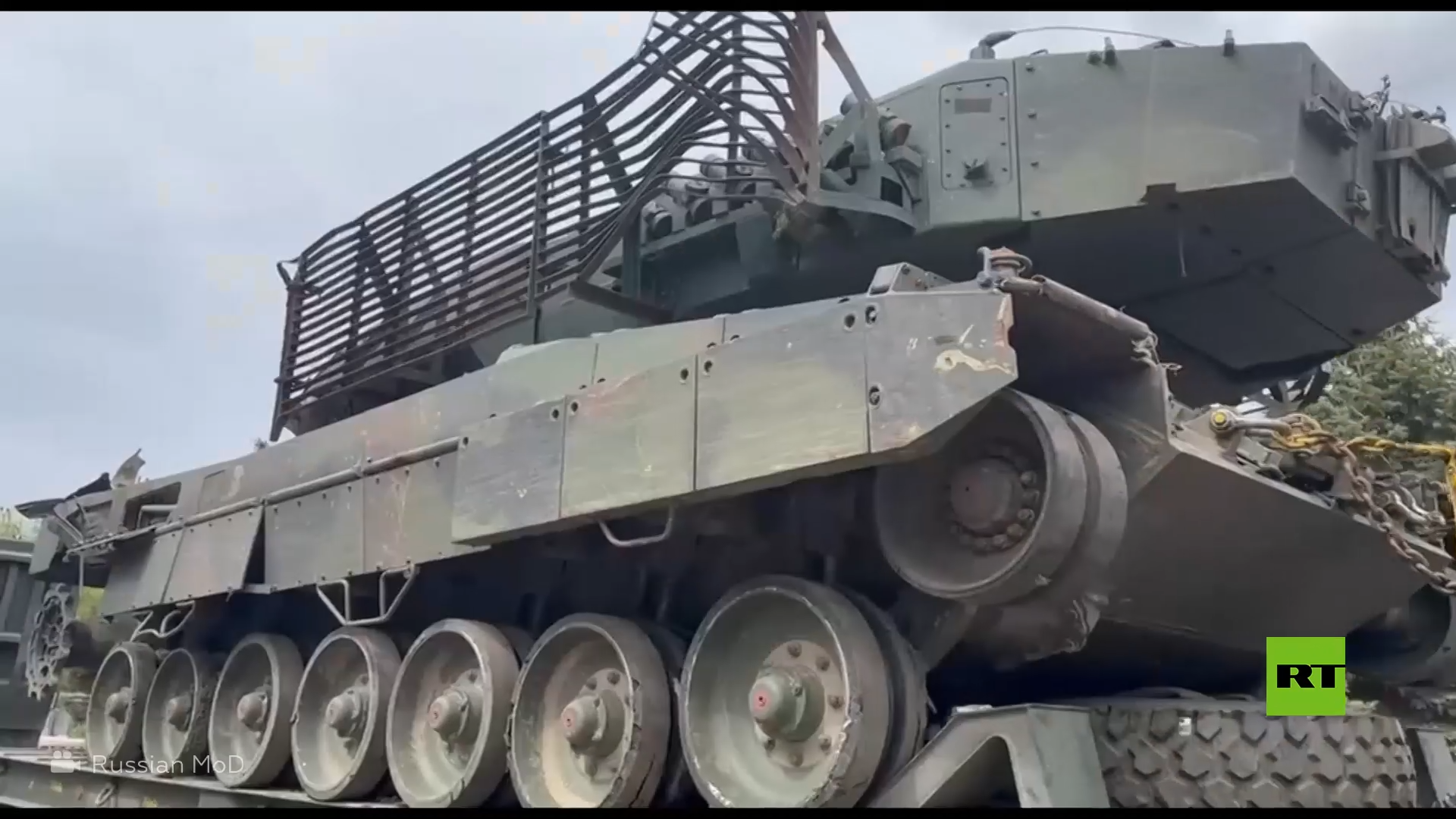 الدفاع الروسية تنشر مشاهد لنقل دبابة ليوبارد المغتنمة لإصلاحها