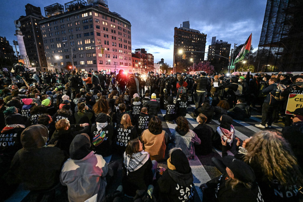 محتجون يعتصمون بالقرب من منزل زعيم الأغلبية الجمهورية في مجلس الشيوخ الأمريكي تشاك شومر في بروكلين، نيويورك، 23 أبريل 2024.