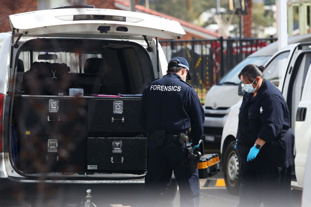 عناصر من الشرطة الأسترالية يحققون في الهجوم على كنيسة المسيح الراعي الصالح الآشورية في سيدني.
