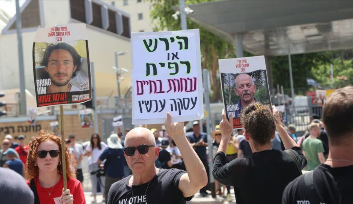 أهالي الرهائن الإسرائيليين يحتجون عند مقر القيادة العسكرية في تل أبيب (صور)