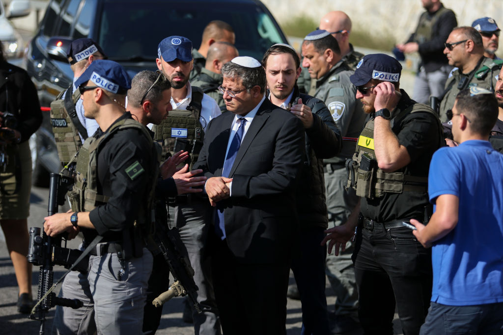 بالفيديو.. الشرطة الإسرائيلية تنقذ بن غفير بعد أن حاصره أهالي الرهائن