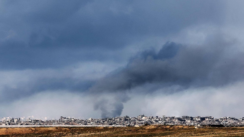 الدخان يتصاعد فوق الأراضي الفلسطينية عقب قصف إسرائيلي في وقت سابق