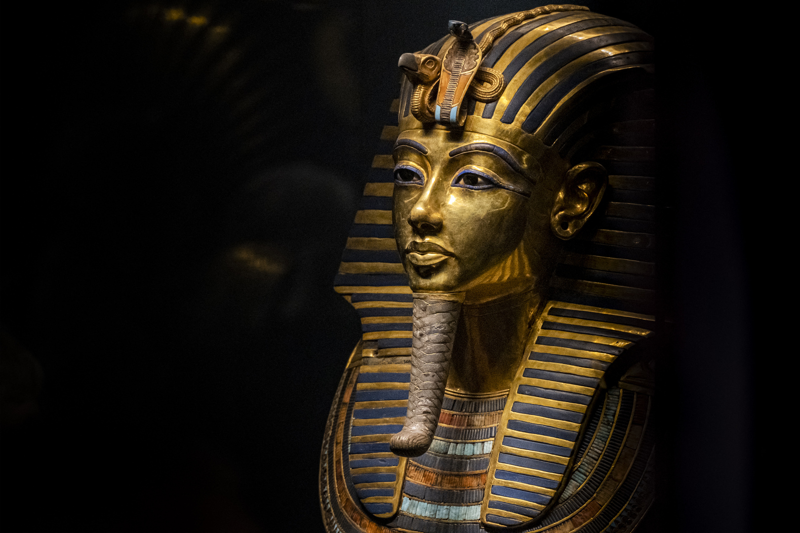 ما المكتوب على القناع الذهبي للملك المصري توت عنخ آمون؟ وما حقيقة ما يتم تداوله على مواقع التواصل؟