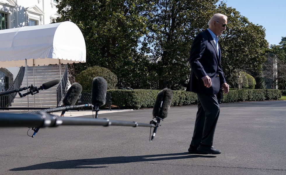 الرئيس الأمريكي جو بايدن يتوجه إلى المروحية الرئاسية بعد تصريحاته للصحفيين