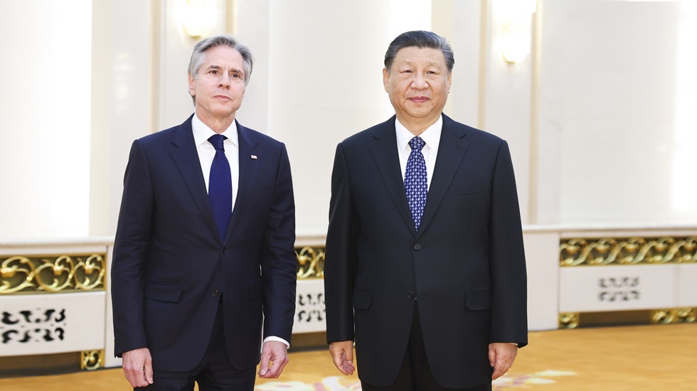 الرئيس الصيني شي جين بينغ ووزير الخارجية الأمريكي أنتوني بلينكن (بكين 26 أبريل 2024)
