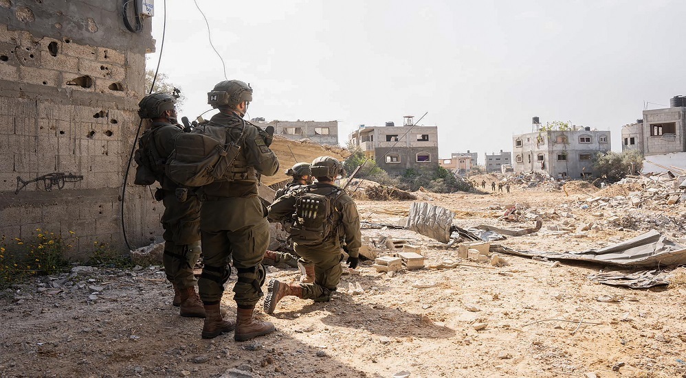 جنود إسرائيلييون في أحد أحياء مدينة غزة