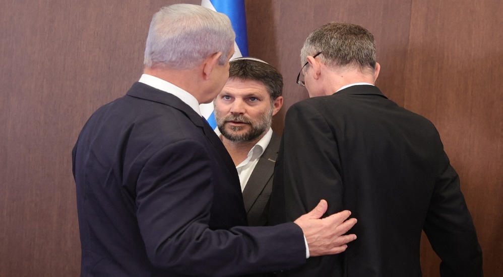 الوزير الإسرائيلي المتطرف بتسلئيل سموتريتش يتحدث إلى نتنياهو في لقاء سابق
