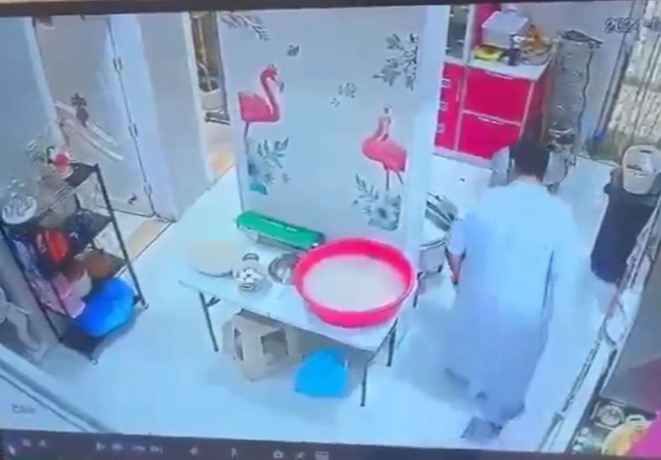 السعودية.. مقطع فيديو يوثق لحظة انفجار "قدر ضغط" في منزل وتسببه في كارثة لصاحبه (فيديو)