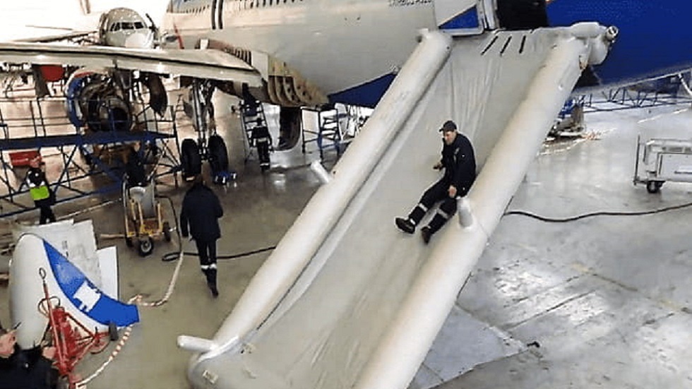حادث جديد يضرب طائرة من طراز “بوينغ” أثناء تحليقها في السماء (فيديوهات)