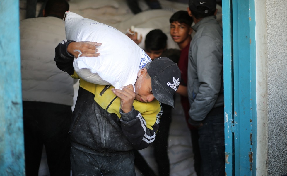 الأونروا تعمل على توزيع المواد الغذائية على المتضررين من الحرب على قطاع غزة