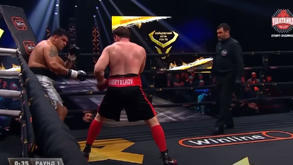 ملاكم روسي يكتسح متحديه ويسقطه بالضربة القاضية (فيديو)