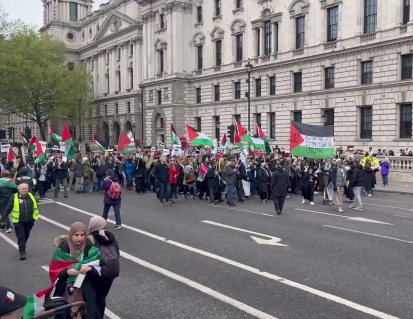 انطلاق المسيرة التضامنية مع غزة من أمام مبنى البرلمان البريطاني