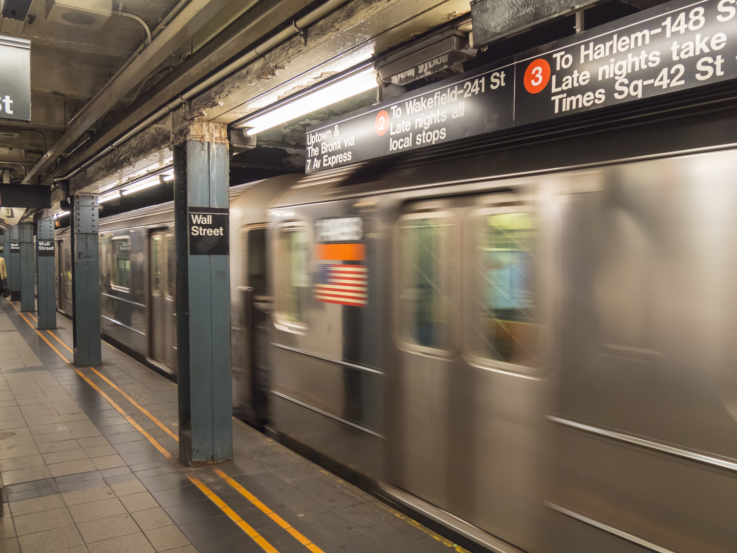 بين ذعر بعض الركاب وتجاهل آخرين...راكب يتنقل في مترو أنفاق نيويورك مع ثعبانين ضخمين (فيديو)