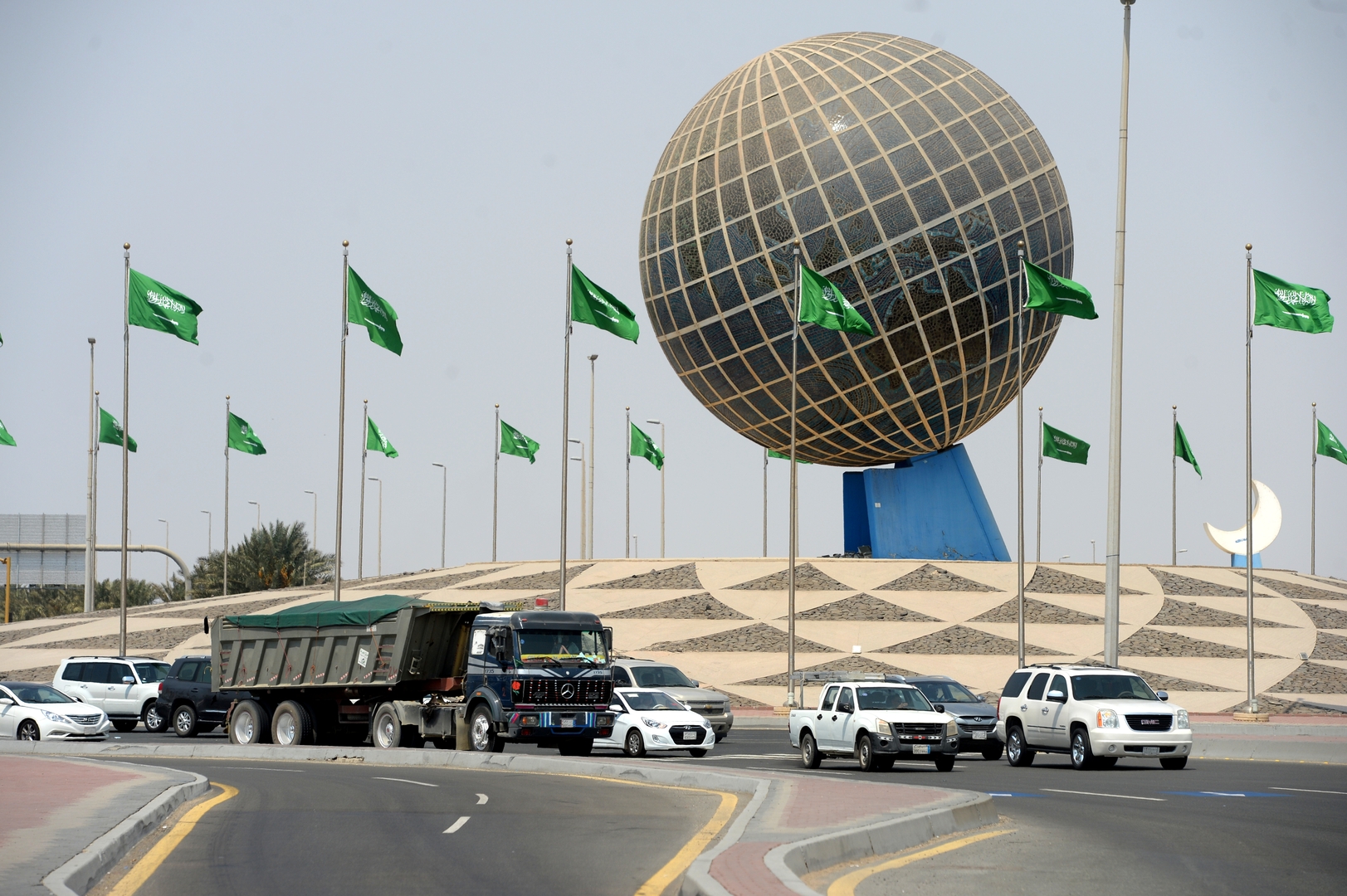 سيارة وجمال.. هدايا مقدمة لسعودي أنقذ مواطنيه من سيل جارف (فيديو)