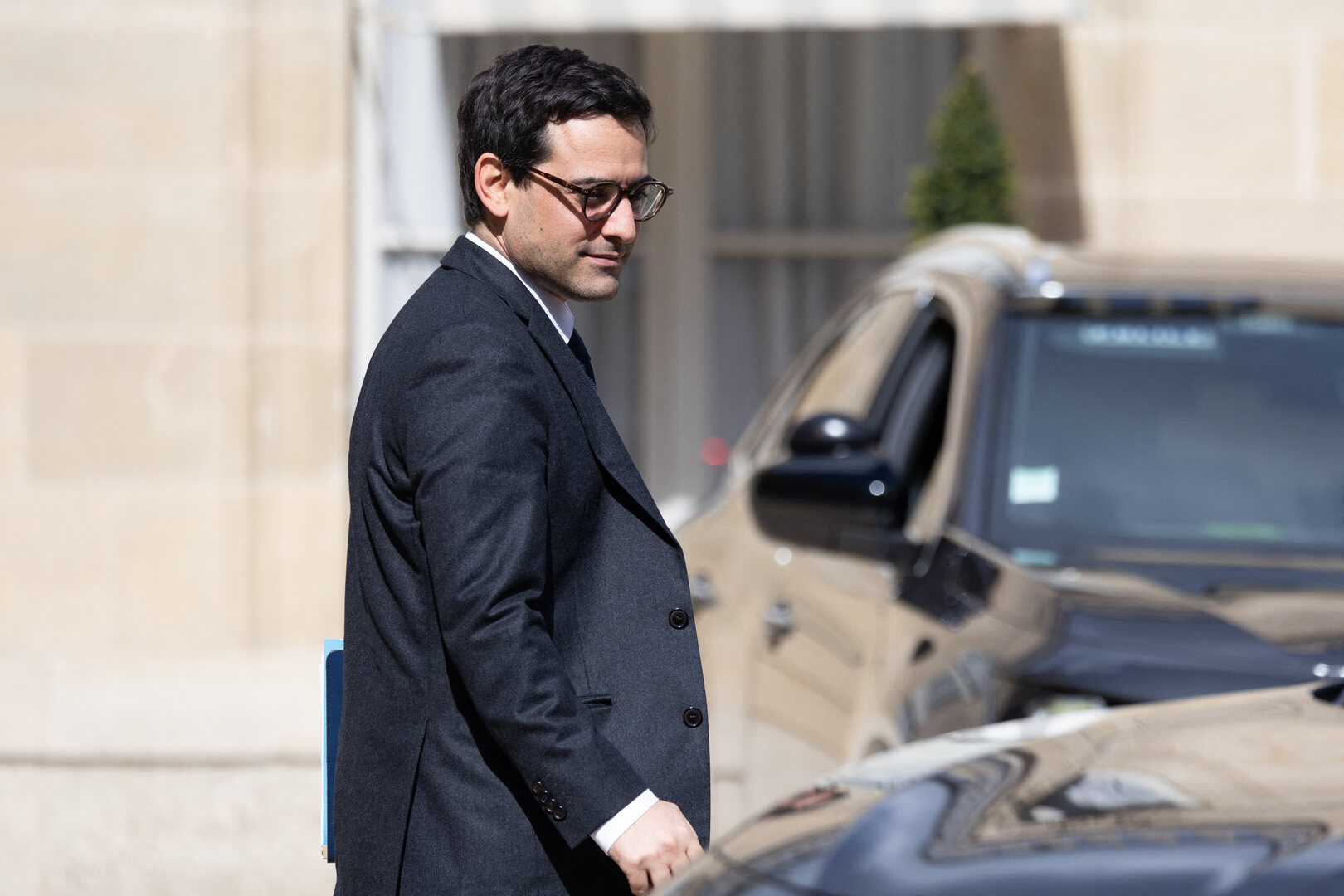 وزير الخارجية الفرنسي يستهل جولته في الشرق الأوسط بزيارة لبنان